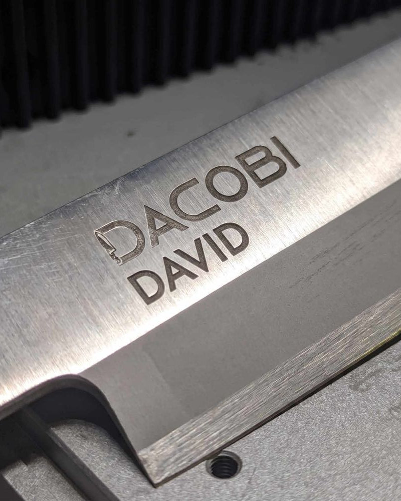 Personalizované dárky pro muže, laserové gravírování na čepeli v dílně DACOBI