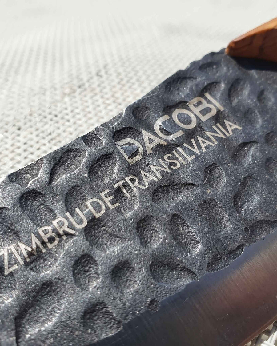 Černá čepel DACOBI s textem ZIMBRU DE TRANSILVANIA vygravírovaným laserem