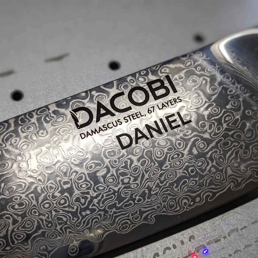 Nůž DACOBI z damaškové oceli se jménem DANIEL vygravírovaným laserem na čepeli